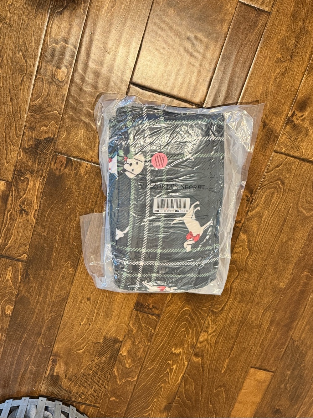 Victoria's Secret 50x60 blanket Dark Green Plaid with Dog Print
